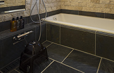 天然石の壁・床とホーロー浴槽